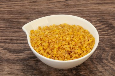 Vejetaryen mutfağı. Kasede pişirmek için kuru bulgur.