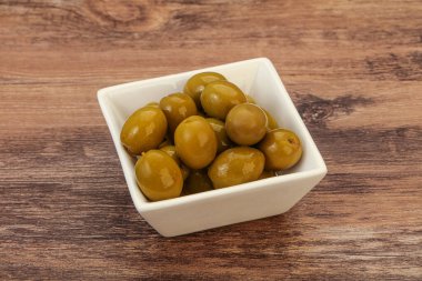 Kavanozda yeşil zeytin turşusu