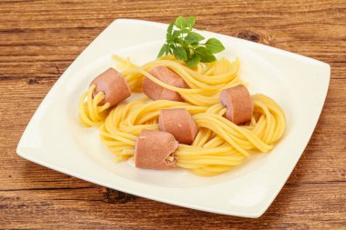 Çocuklar sosisli ve fesleğenli makarna.