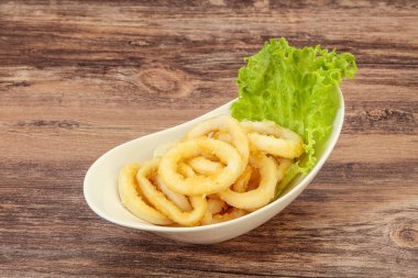 Kavrulmuş kalamar halkaları ve kasede salata.