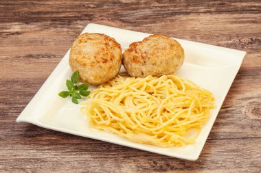 Peynirli spagetti ve ev yapımı tavuk pirzolası.
