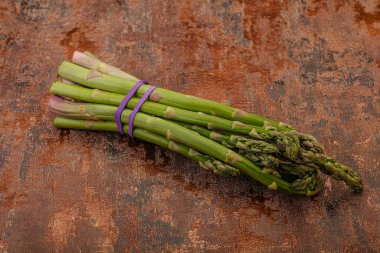 Vejetaryen mutfağı - Pişirmek için çiğ kuşkonmaz yığını