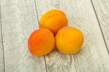 Taze, tatlı, birkaç kayısı meyvesi.