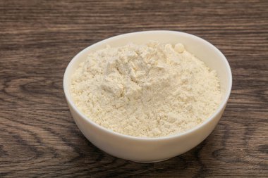 Buğday unu kasede yemek pişirmek için.