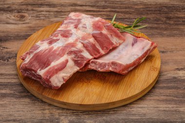 Çiğ domuz kaburgası pişirmek için biberiye servis edilir.