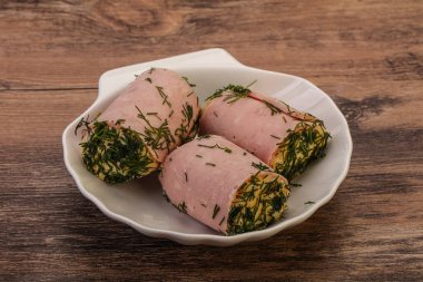 Peynirli ve sarımsaklı jambonlu sandviç.