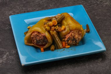 Doldurulmuş dolma dolma biber, et ve pilav.