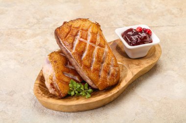 Kızarmış ördek göğsü ve çilek sosu. 