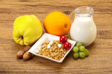 Organik granola ve sütle kahvaltı