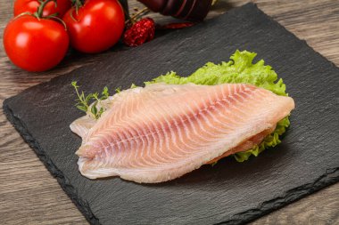Pişirmek için çiğ tilapia balığı filetosu.