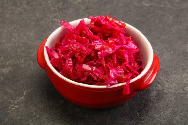 Kasede pancar kökü olan marine edilmiş kırmızı lahana.