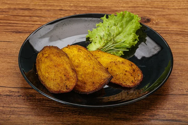 Gebakken Aardappel Met Kruiden Specerijen Geserveerd Rozemarijn — Stockfoto