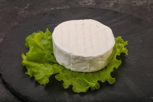 Delicioso Tradicional Brie Rodada Queijo Macio — Fotografia de Stock