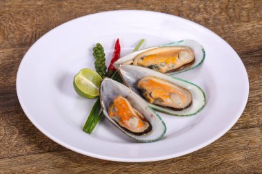 Limonlu ve yeşil biberli yarım midye.