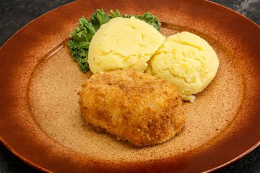Patates püresiyle doğranmış etten çıtır tavuk pirzolası.