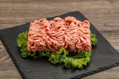 Pişirmek için çiğ domuz kıyması.