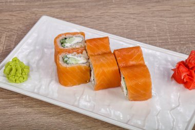 Somon ve pirinçli geleneksel Japon dürümü.