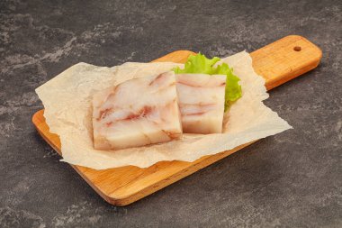 Pişirmek için çiğ balık filetosu.