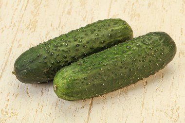 Arka planda iki salatalık var.