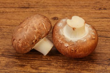 Arka planda Lezzetli Çiğ Kahverengi Şampiyonlar