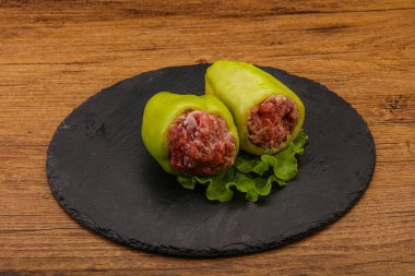 Pişirmek için çiğ biber ve et.