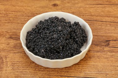 Lüks balık, kâsede siyah havyar.