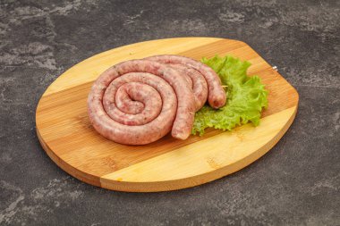 Izgara için çiğ domuz sosisi halkası.