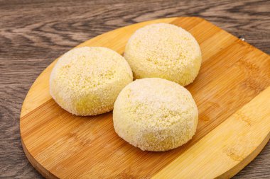 Çiğ patates ezmesi - doldurulmuş patates pirzolası - pişirmek için.