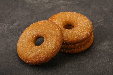 Tatlı ve çıtır çıtır zencefilli kurabiye yığını