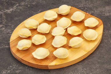 Pişirmek için çiğ etli börek.