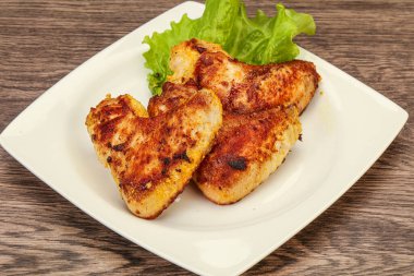 Baharatlı ve otlu kızarmış tavuk kanadı.