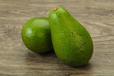 İki olgun egzotik yeşil avokado sebzesi.