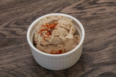 Kavanozda baharatlı ringa yağı var.