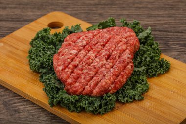 Izgara için çiğ sığır eti pirzolası.