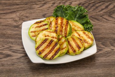 Vejetaryen mutfağı ızgara taze kabak dilimleri.