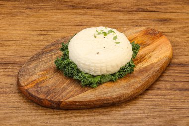 Süt peyniri yuvarlak beyaz suluguni.