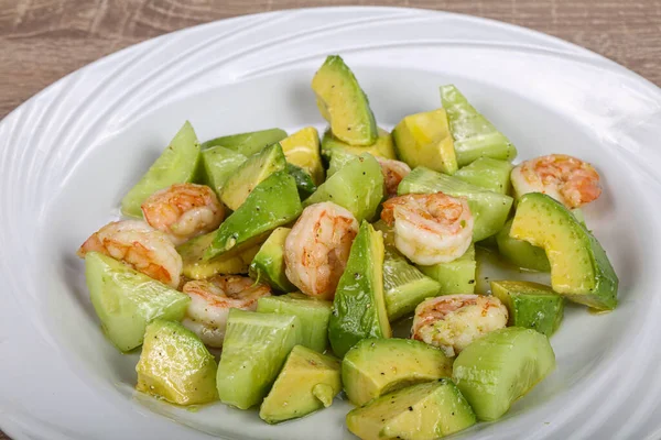 Leckerer Salat Mit Avocado Und Garnelen — Stockfoto