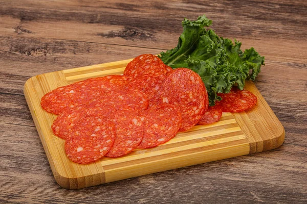 Italiensk Kryddig Pepperoni Korv Skivor Över Bord — Stockfoto