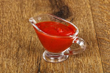 Baharatlı ve otlu ev yapımı domates sosu.