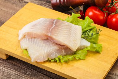 Pişirmek için çiğ pangasius fileto balığı.
