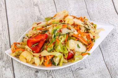 Bitki ve baharatlı lahana salatası.