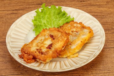 Ekmeğin içinde kızarmış morina balığı