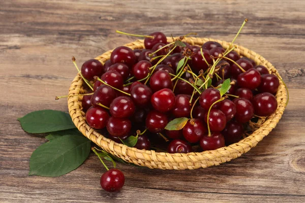 Montón Cereza Madura Dulce Con Hojas —  Fotos de Stock