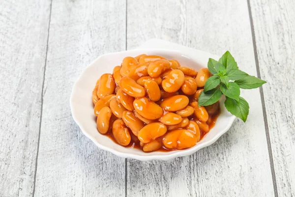 Feijão Branco Com Molho Tomate Servido Folhas Manjericão — Fotografia de Stock