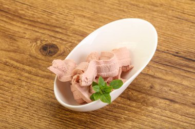 Karaciğer ezmesi kasede fesleğen yaprağı servis edilir.