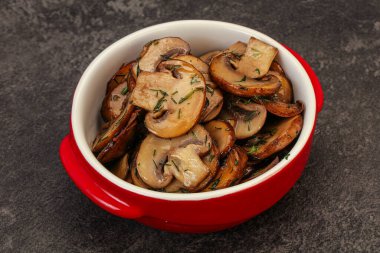 Kavrulmuş şampiyon, kasede otlar ve baharatlar var.