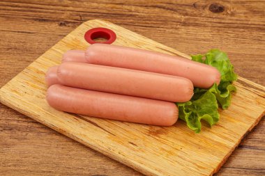 Lezzetli et sosisleri güverteye yığılmış.