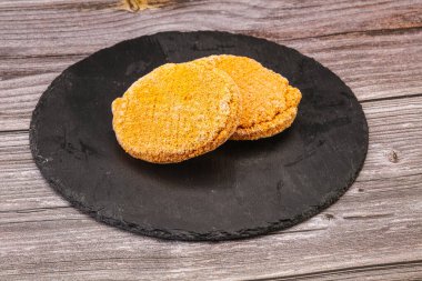 Fırında pişmemiş ev yapımı tavuk pirzolası.