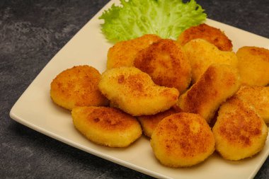 Kızarmış tavuk nugget. Salata yaprakları.