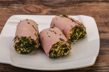 Peynirli ve sarımsaklı jambonlu sandviç.